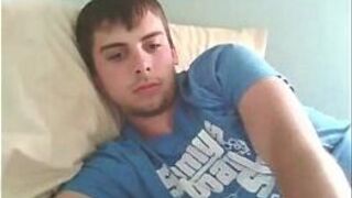 Horny boyfriend jacking off on the bed - porn video